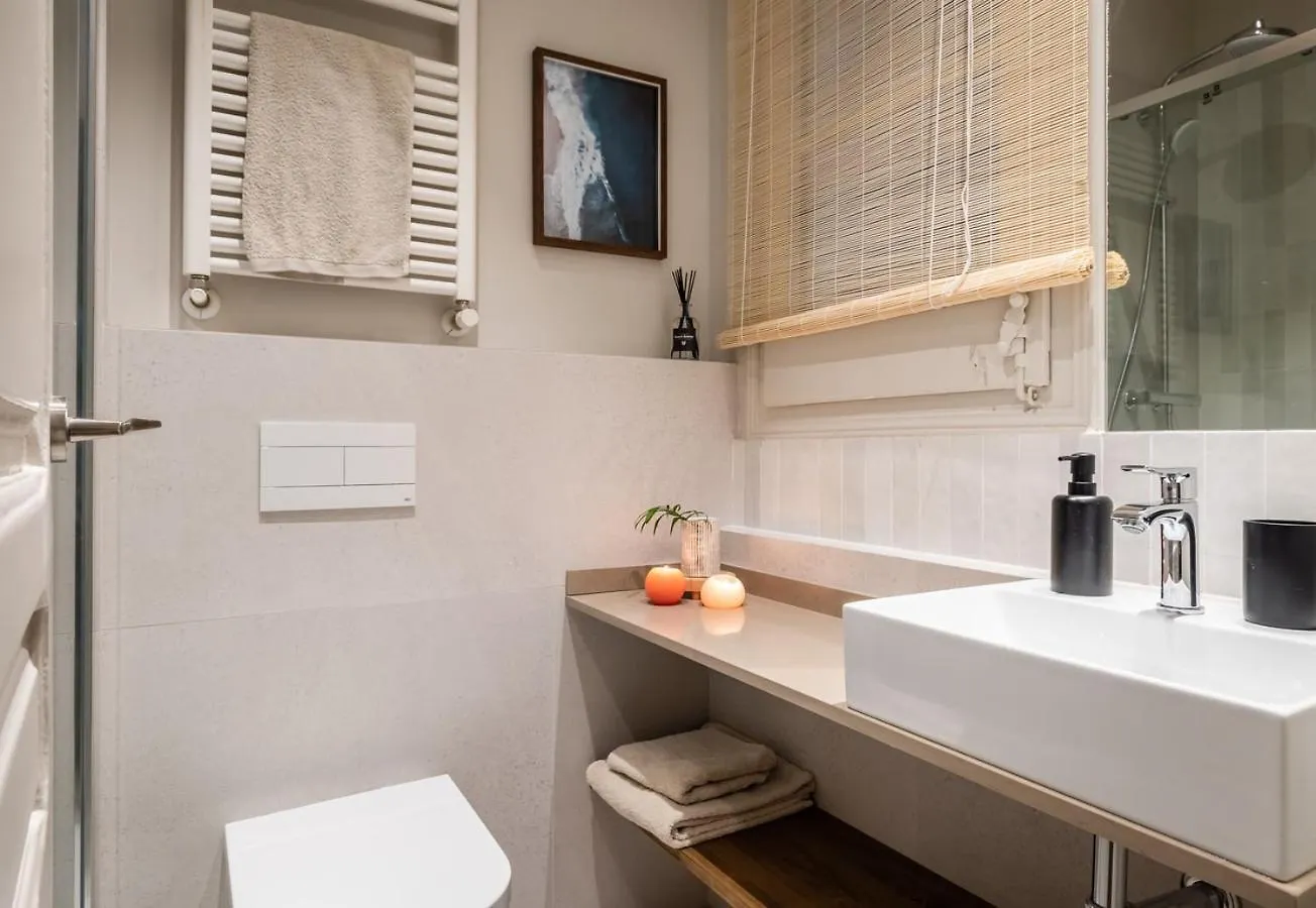 Tomini - 2 Bedrooms In Eixample Esquerra Barcelona Spain