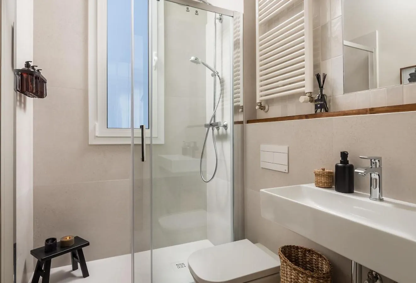 Tomini - 2 Bedrooms In Eixample Esquerra Barcelona