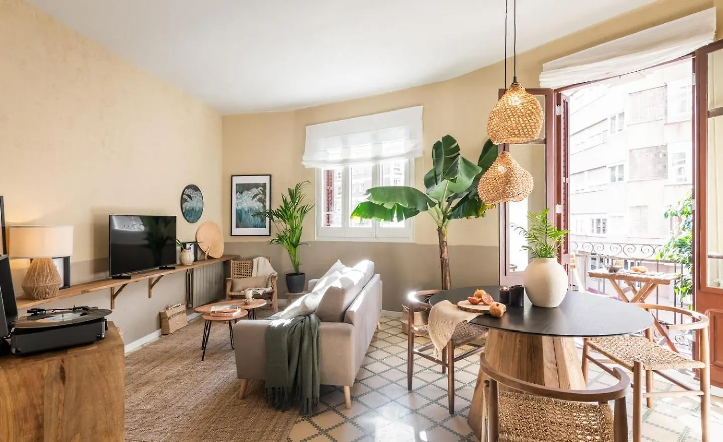 Tomini - 2 Bedrooms In Eixample Esquerra contacts